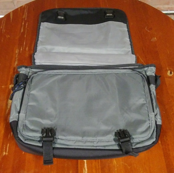 Kenneth Cole | Crossbody Messenger Bag Grey Black - Picture 5 of 8